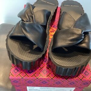 Tory Burch Knotted Scallop Wedge Slide Nappa Leather Size 8